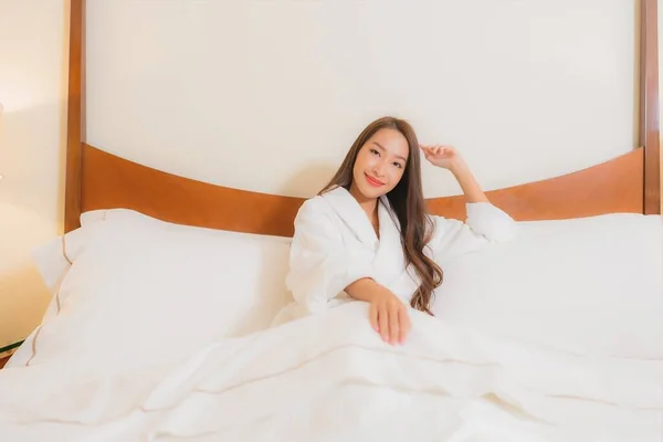 Портрет Красива Молода Азіатка Посміхається Розслаблятися Ліжку Інтер Єрі Спальні — стокове фото