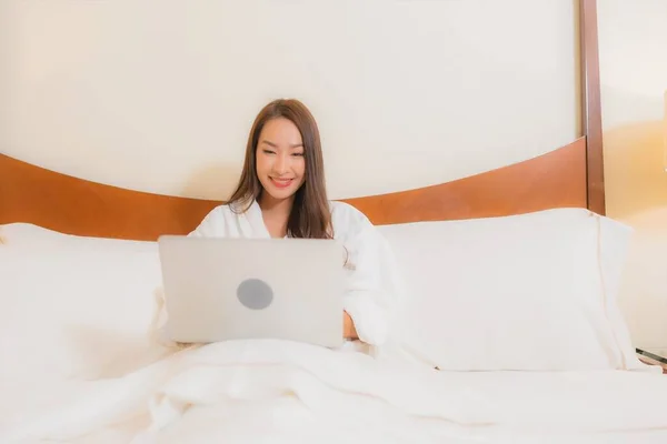 Retrato Hermosa Joven Mujer Asiática Uso Ordenador Portátil Cama Interior — Foto de Stock