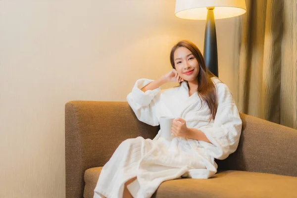 Retrato Hermosa Joven Mujer Asiática Relajarse Sofá Interior Sala Estar —  Fotos de Stock