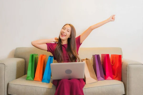 Retrato Hermosa Joven Mujer Asiática Uso Ordenador Portátil Sofá Interior — Foto de Stock