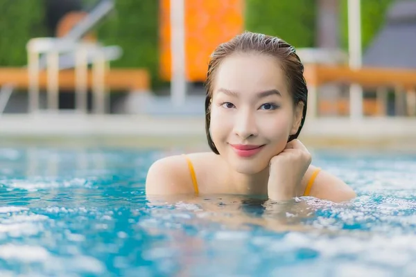 Retrato Hermosa Joven Mujer Asiática Relajarse Sonrisa Ocio Alrededor Piscina — Foto de Stock