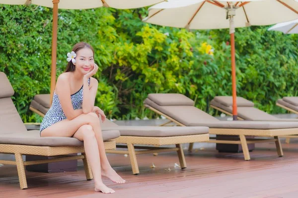 Retrato Hermosa Joven Mujer Asiática Relajarse Sonrisa Ocio Alrededor Piscina —  Fotos de Stock