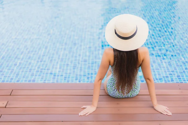 Retrato Hermosa Joven Mujer Asiática Relajarse Sonrisa Ocio Alrededor Piscina — Foto de Stock