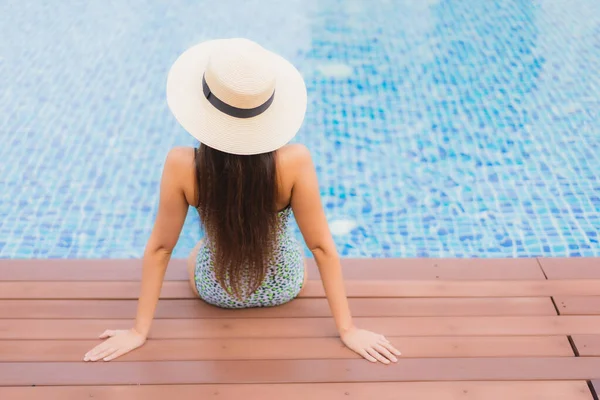 Retrato Bonito Jovem Asiático Mulher Relaxar Sorriso Lazer Redor Piscina — Fotografia de Stock