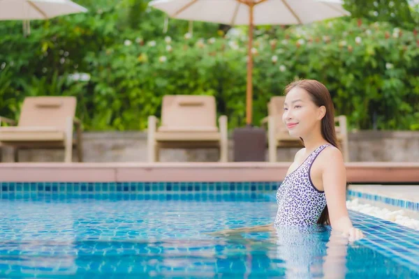 Portrait Belle Jeune Femme Asiatique Relax Sourire Loisirs Autour Piscine — Photo