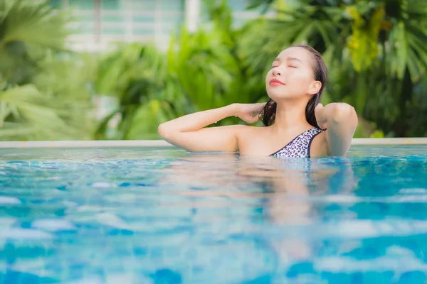 Retrato Hermosa Joven Mujer Asiática Relajarse Sonrisa Ocio Alrededor Piscina — Foto de Stock