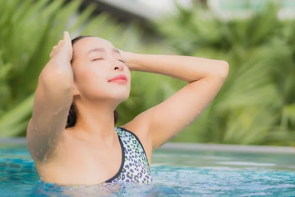 Retrato Hermosa Joven Mujer Asiática Relajarse Sonrisa Ocio Alrededor Piscina — Foto de Stock