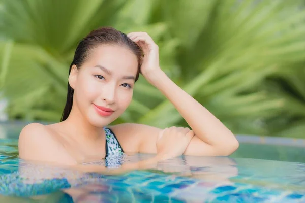 Retrato Bonito Jovem Asiático Mulher Relaxar Sorriso Lazer Redor Piscina — Fotografia de Stock