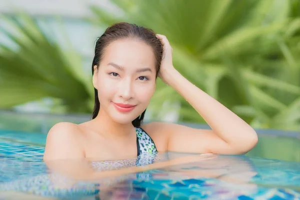 Retrato Bonito Jovem Asiático Mulher Relaxar Sorriso Lazer Redor Piscina — Fotografia de Stock