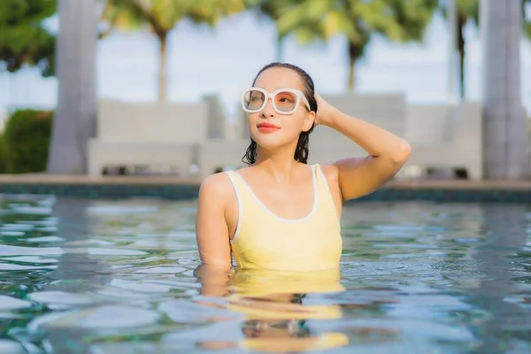 Retrato Bonito Jovem Asiático Mulher Relaxar Sorriso Lazer Redor Piscina — Fotografia de Stock