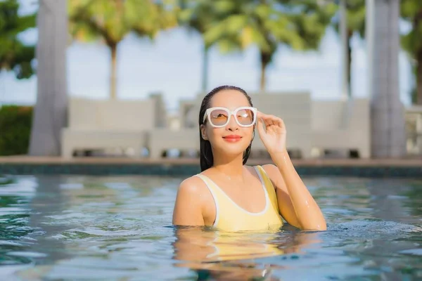 Retrato Bonito Jovem Asiático Mulher Relaxar Sorriso Lazer Redor Piscina — Fotografia de Stock