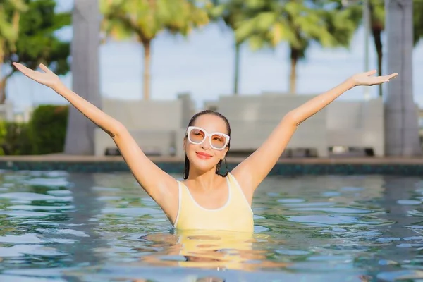 Retrato Bonito Jovem Asiático Mulher Relaxar Sorriso Lazer Redor Piscina — Fotografia de Stock