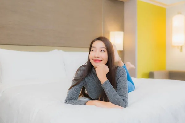 Porträt Schöne Junge Asiatische Frau Entspannen Lächeln Freizeit Auf Bett — Stockfoto