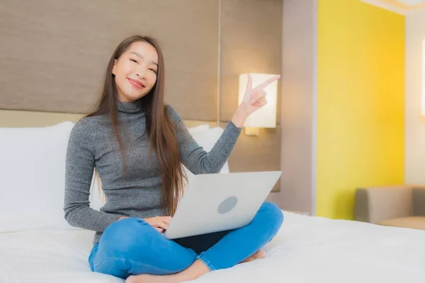 Πορτρέτο Όμορφη Νεαρή Ασιάτισσα Γυναίκα Χρησιμοποιούν Φορητό Υπολογιστή Στο Κρεβάτι — Φωτογραφία Αρχείου