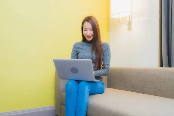 Portret Mooie Jonge Aziatische Vrouw Gebruik Computer Laptop Bank Woonkamer — Stockfoto