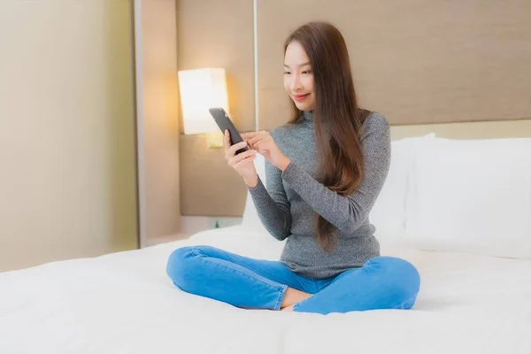 Porträt Schöne Junge Asiatin Benutzt Smartphone Auf Bett Schlafzimmer — Stockfoto