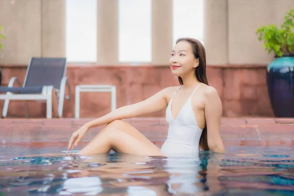 Porträt Schöne Junge Asiatische Frau Entspannen Lächeln Freizeit Rund Freibad — Stockfoto