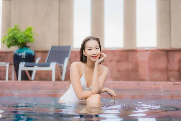 아름다운 리조트의 수영장에서 미소짓는 여가를 즐긴다 — 스톡 사진
