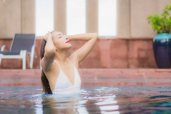 Retrato Bonito Jovem Asiático Mulher Relaxar Sorriso Lazer Redor Piscina — Fotografia de Stock