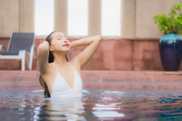 Retrato Bonito Jovem Asiático Mulher Relaxar Sorriso Lazer Redor Piscina — Fotografia de Stock