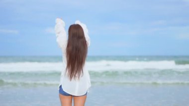 Güzel Asyalı kadının yaz tatilinde deniz kıyısında dinlendiği görüntüler.