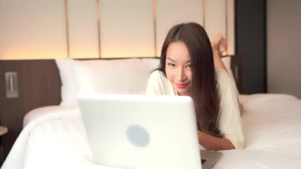 Imagens Bela Mulher Asiática Trabalhando Com Laptop Casa — Vídeo de Stock