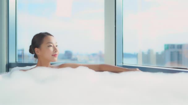 Optagelser Smuk Asiatisk Kvinde Der Tager Bad Med Sæbebobler – Stock-video