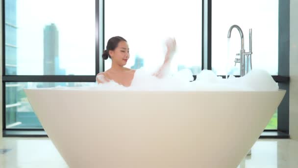 Zdjęcia Pięknej Azji Kobieta Biorąc Kąpiel Bańki Mydlane — Wideo stockowe