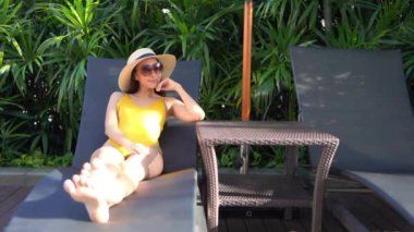 Güzel Asyalı genç bir kadının güneşlenirken çekilmiş görüntüleri.