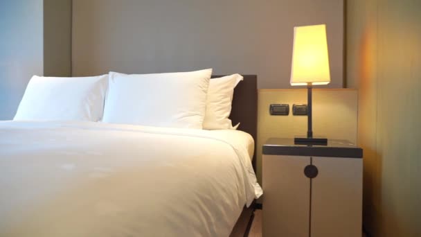 Záběry Luxusně Zařízené Ložnice Hotelu — Stock video