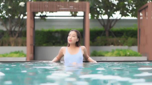 Porträt Schöne Junge Asiatische Frau Entspannen Lächeln Rund Den Außenpool — Stockvideo