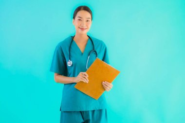 Fotokopi için boş kâğıt tahtası olan güzel Asyalı genç doktor kadın hastane ve klinikteki sağlık hizmetleri konseptinde mavi izole edilmiş arka plan.