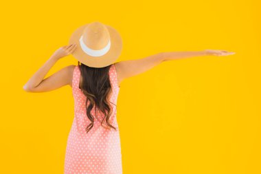 Güzel bir Asyalı kadın portresi mutlu bir gülümseme sarı izole edilmiş arka planda rahatla