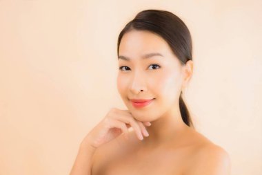 Güzellik kaplıcaları ve kozmetik makyaj anlayışı olan Asyalı güzel bir kadın portresi.