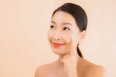 Güzellik kaplıcaları ve kozmetik makyaj anlayışı olan Asyalı güzel bir kadın portresi.