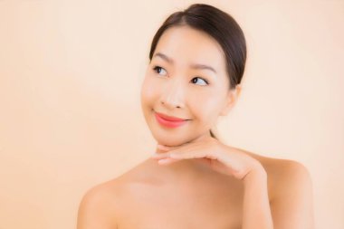 Güzellik kaplıcaları ve kozmetik makyaj anlayışı olan Asyalı güzel bir kadın portresi.