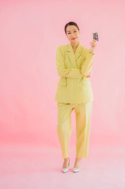 Renkli kredi kartıyla güzel Asyalı iş kadını portresi