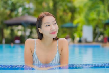 Güzel bir Asyalı kadın portresi. Rahatına bak. Rahatına bak.