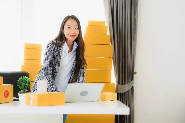 Portret Mooie Jonge Aziatische Zakenvrouw Werk Vanuit Huis Met Laptop — Stockfoto