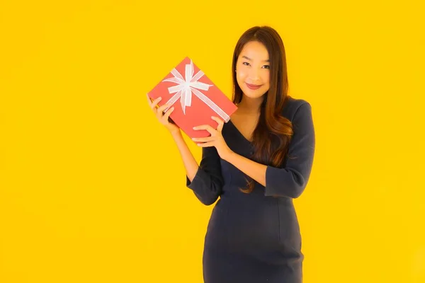 Porträt Schöne Junge Asiatische Frau Mit Geschenkbox Auf Gelbem Hintergrund — Stockfoto