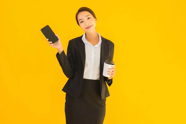 Portré Gyönyörű Fiatal Üzleti Ázsiai Okos Mobiltelefon Kávéscsésze Sárga Elszigetelt — Stock Fotó
