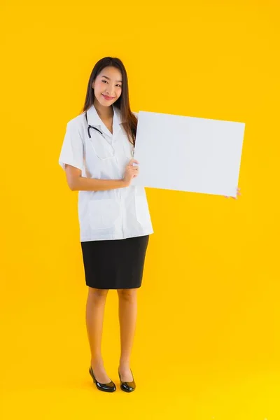 Porträt Schöne Junge Asiatische Ärztin Mit Leerem Weißen Brett Auf — Stockfoto