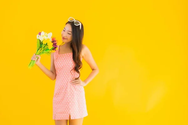 Portret Mooie Jonge Aziatische Vrouw Met Kleurrijke Bloem Geel Geïsoleerde — Stockfoto