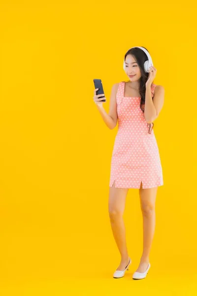 Porträt Schöne Junge Asiatin Hört Musik Mit Smartphone Und Kopfhörer — Stockfoto