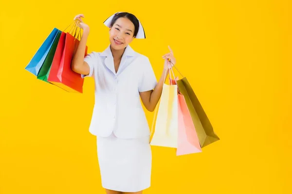 Retrato Hermosa Joven Mujer Asiática Tailandesa Enfermera Con Bolsa Compras — Foto de Stock