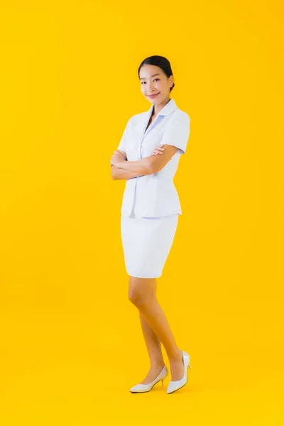 아름다운 이시아인 간호사가 병원이나 병원에서 환자를 준비가 행복하게 미소짓는다 — 스톡 사진