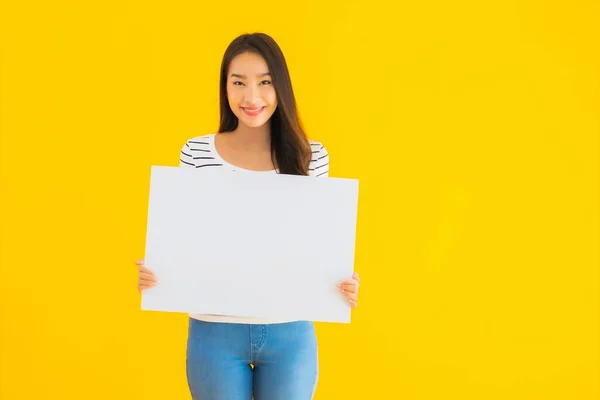 Retrato Hermosa Joven Asiática Mujer Mostrar Vacío Blanco Cartel Publicitario — Foto de Stock