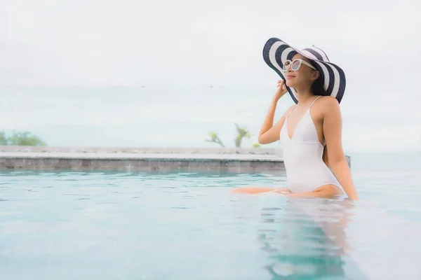 Retrato Bonito Jovem Asiático Mulher Sorriso Relaxar Lazer Redor Piscina — Fotografia de Stock