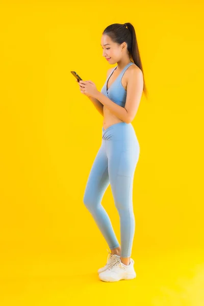 Retrato Hermosa Joven Mujer Asiática Usar Ropa Deportiva Con Teléfono — Foto de Stock