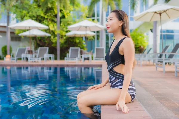 Retrato Bonito Jovem Asiático Mulher Lazer Relaxar Sorriso Redor Piscina — Fotografia de Stock